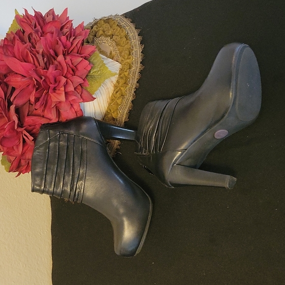 NWOT ME TOO Lloyd Ankle Bootie Size 6 - Picture 4 of 8